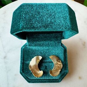 Vintage Avon Gold Tone Textured Wing Leaf Earrings